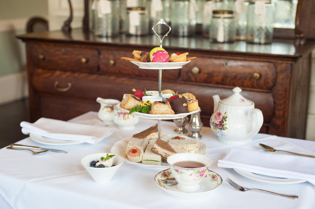 Pendray Inn And Tea House Виктория Екстериор снимка